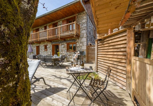 Location maison au bord du lac d'Annecy pour famille, séminaire en montagne, gite à louer alpes, maison pied dans l'eau 