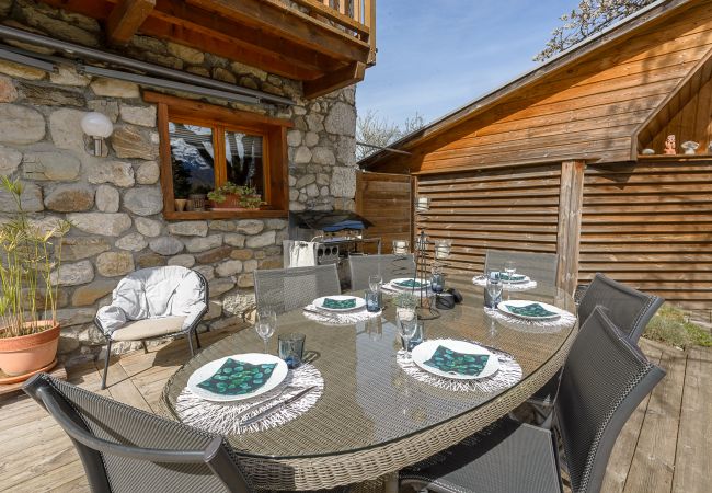 Location maison au bord du lac d'Annecy pour famille, séminaire en montagne, gite à louer alpes, maison pied dans l'eau 