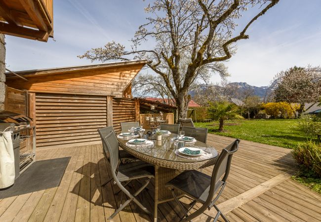 Location maison au bord du lac d'Annecy pour famille, séminaire en montagne, gite à louer alpes, maison pied dans l'eau 