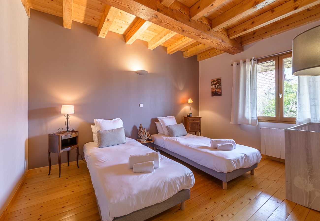 Location maison au bord du lac d'Annecy pour famille, séminaire en montagne, gite à louer alpes, maison pied dans l'eau 