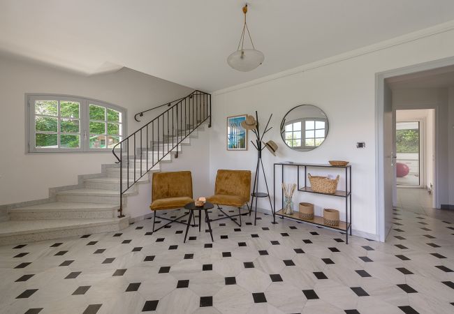 Villa à Sévrier - Elegantissime - Villa avec Vue Lac 180 -9pers Villa à Sévrier - Elegantissime - Villa avec Vue Lac 180 -9pers