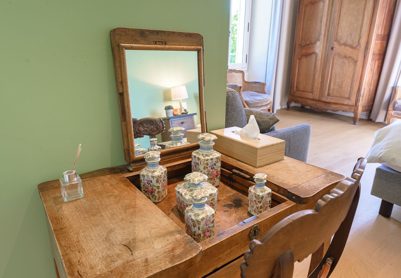 Chambre avec coiffeuse en bois