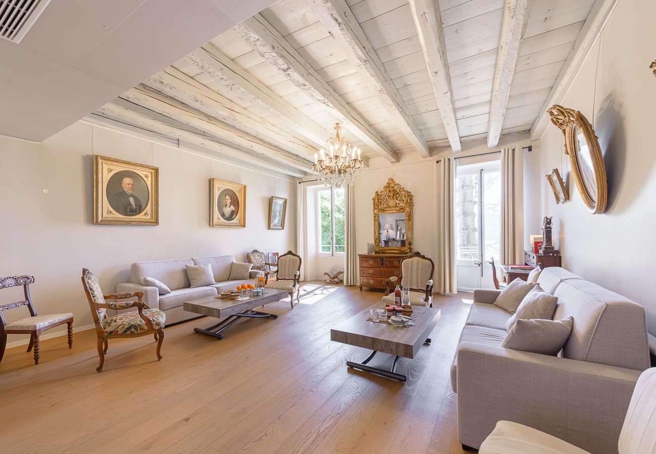 Location avec salon de prestige entièrement équipé et vue annecy