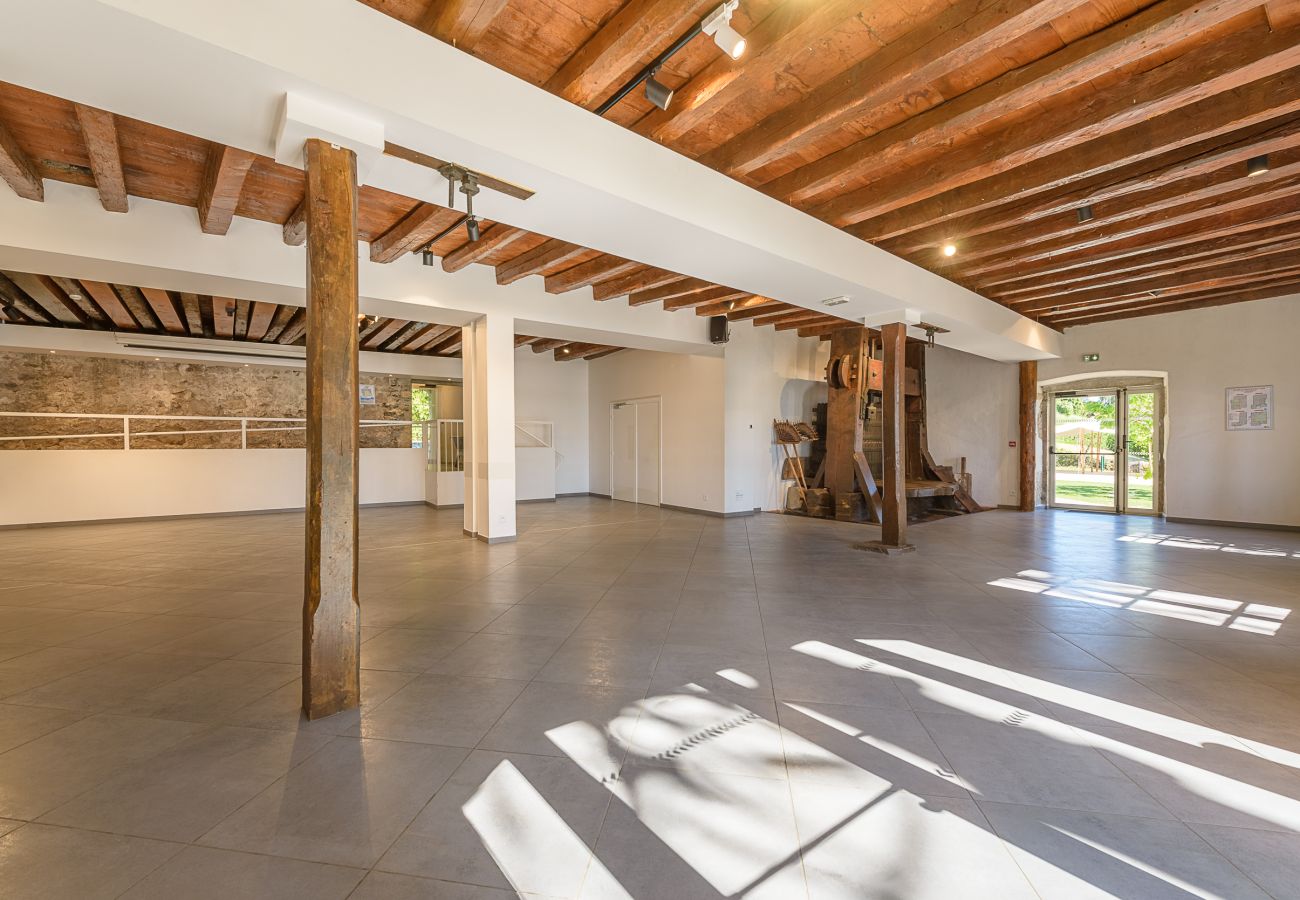 Large salle pour l'organisation d'évènements privés