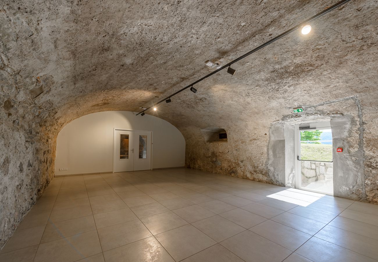 Large salle voutée pour évènements privés 