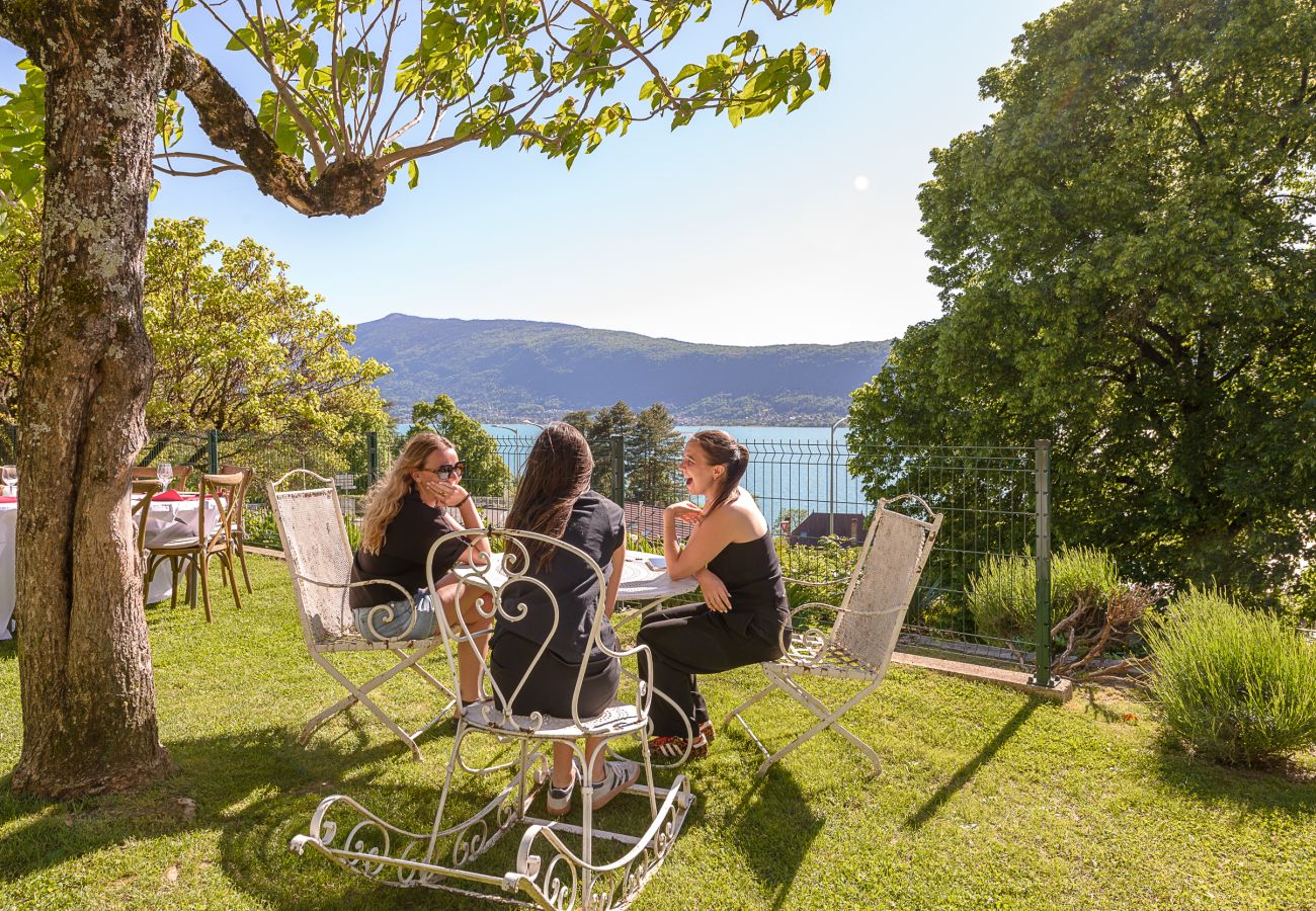 Grand jardin arboré, vue lac, famille ou séminaire