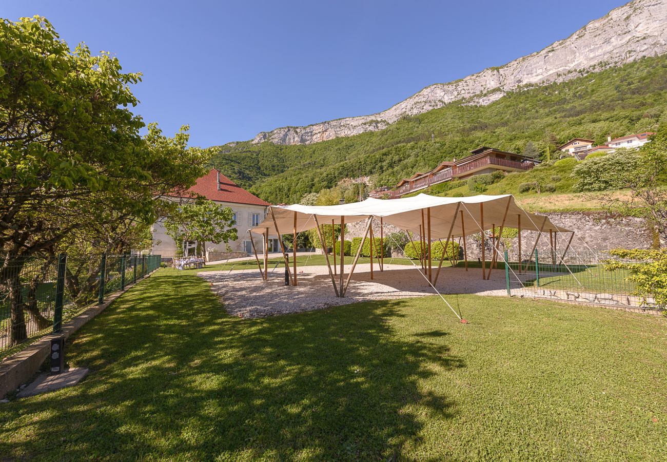 Villa avec grand jardin, tente nomade et vue sur Lac d'Annecy 