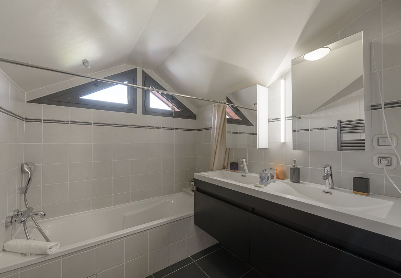 Location au bord du lac d'annessy avec vue lac, 2 chambres et Parking privé proche des commerces