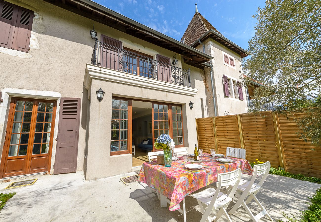 Maison de famille à louer au bord du lac Annecy avec extérieur