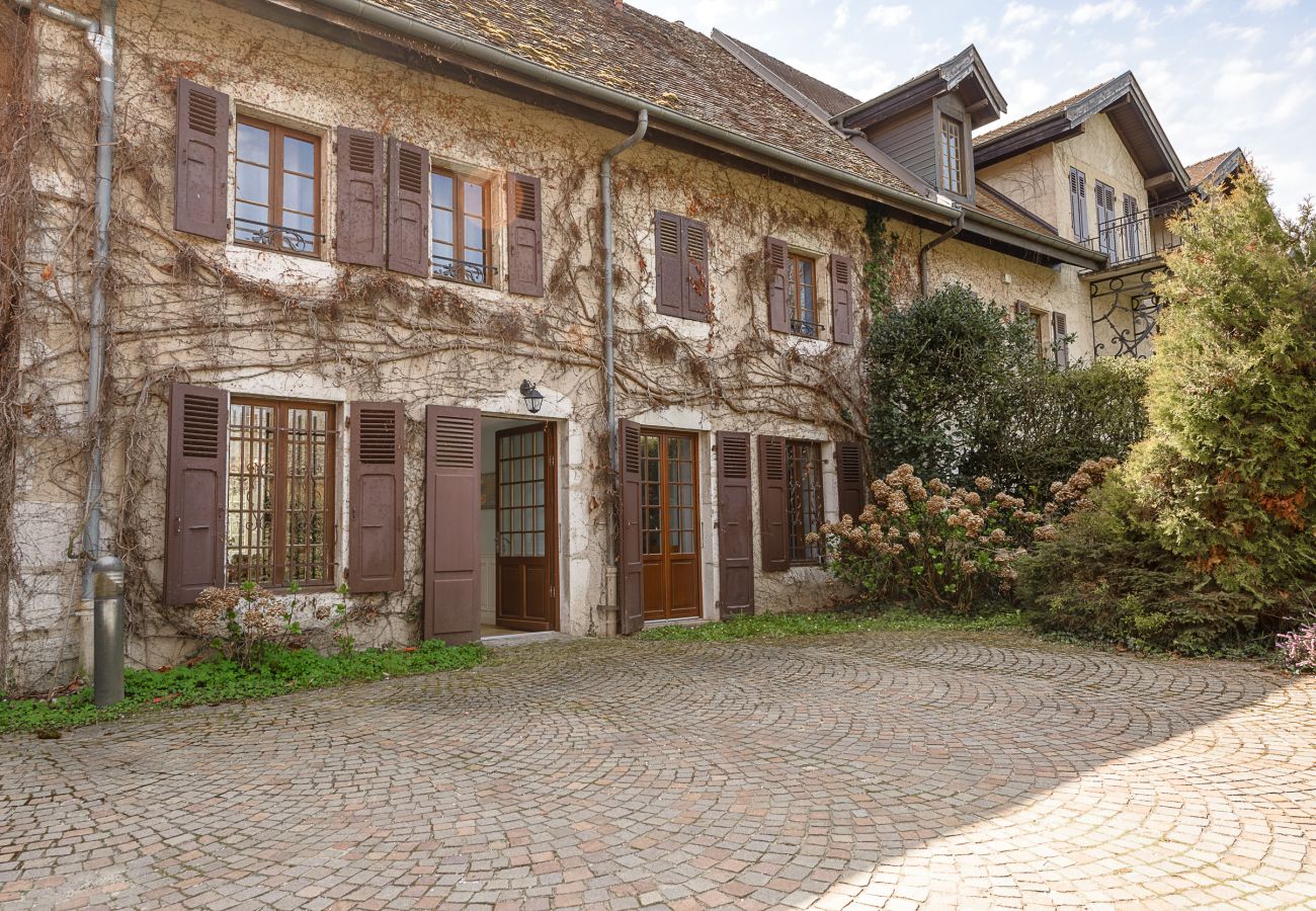 Location au Lac d'Annecy avec grand parking sécurisé 