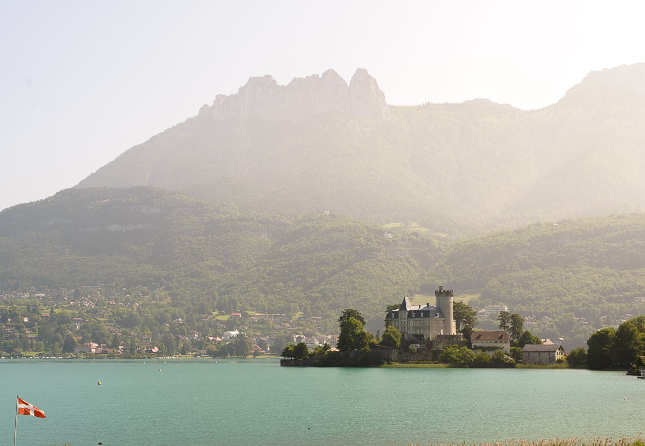 Vue imprenable sur le château de Duingt, joyau du lac d’Annecy