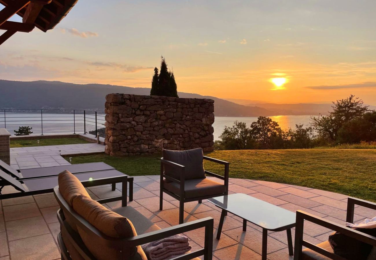 location villa d'exception avec piscine et vue sur le lac d'annecy