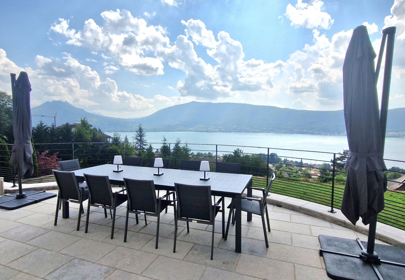 Location grande maison de luxe au Lac d'Annecy avec terrasses et vue