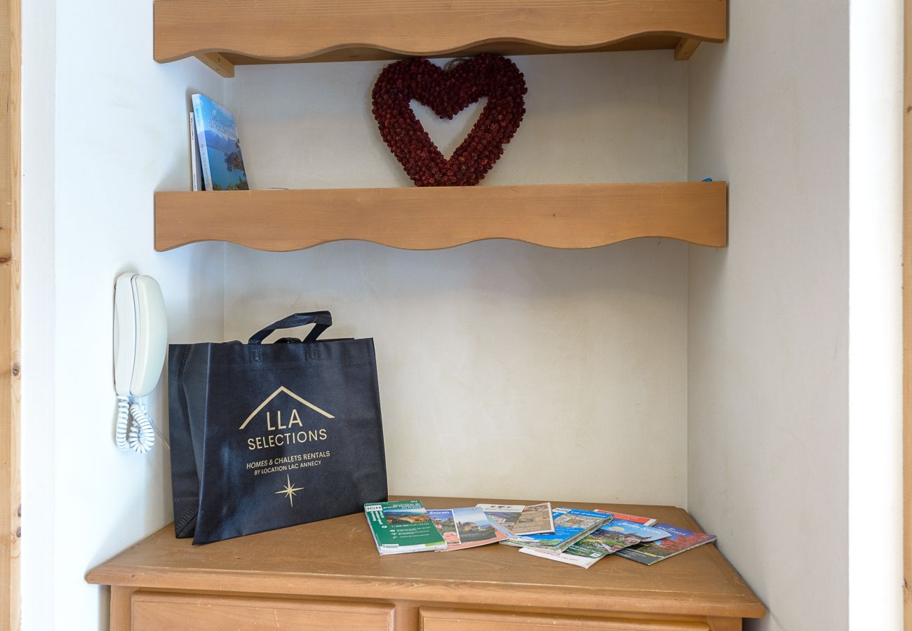 Meuble avec brochures touristiques et informations, Duingt