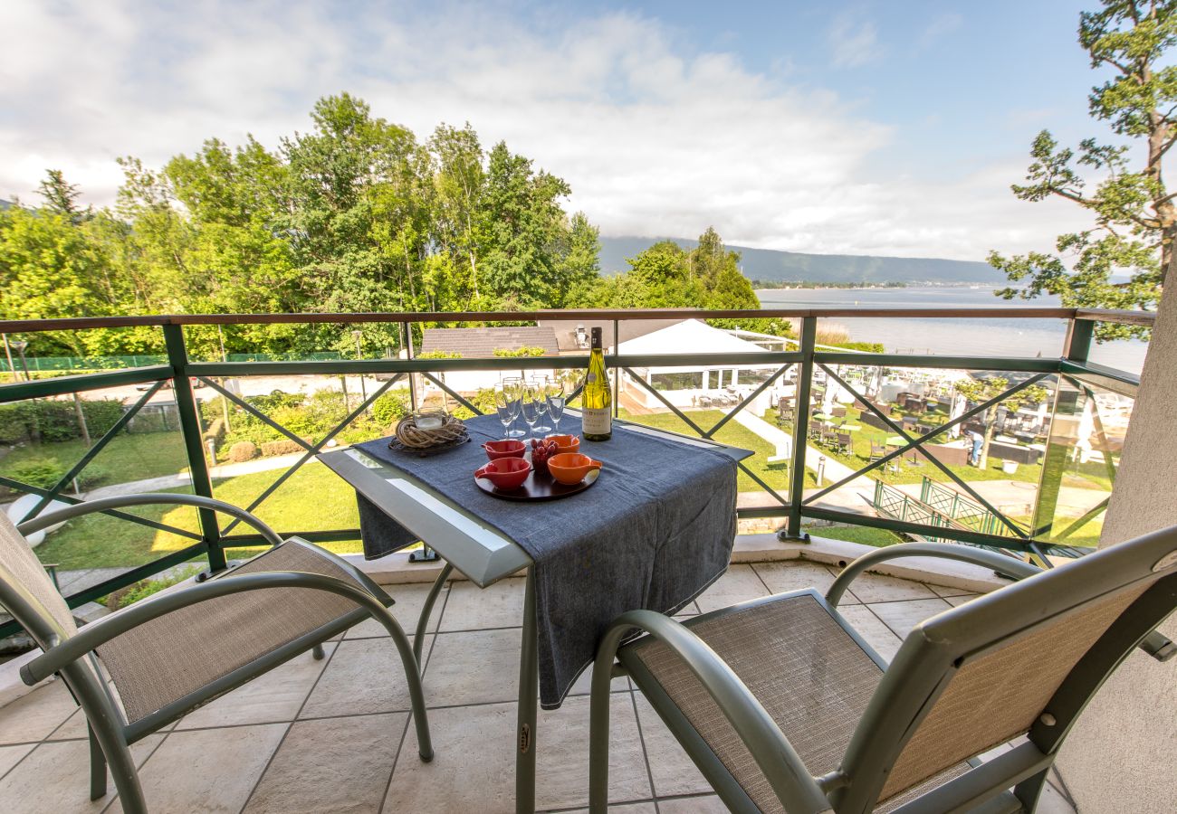 balcon avec vue sur le lac et les montagnes depuis appartement 