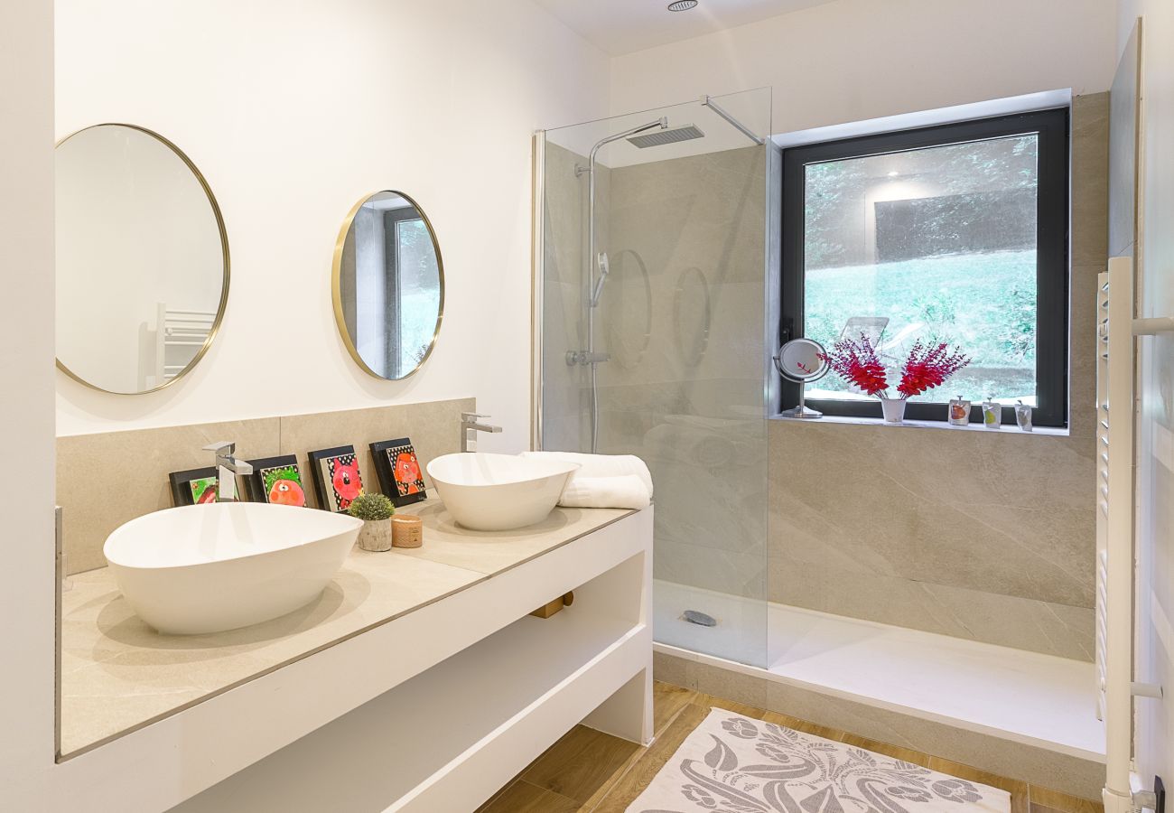 Villa à louer lac Annecy avec grande salle de bain et vue lac 