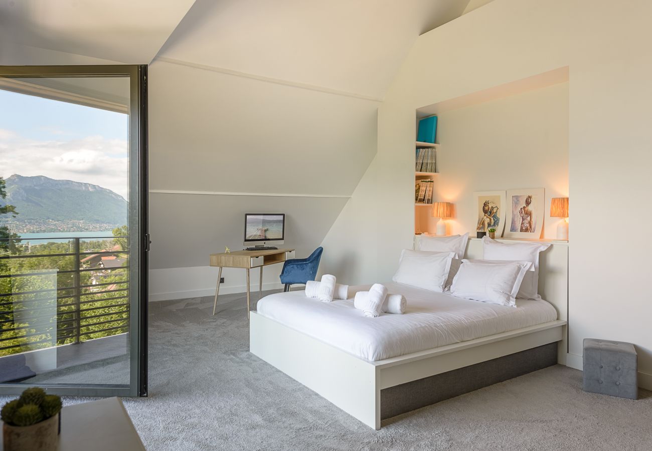 Location à Annecy avec chambre salle de bain ensuite et vue lac 