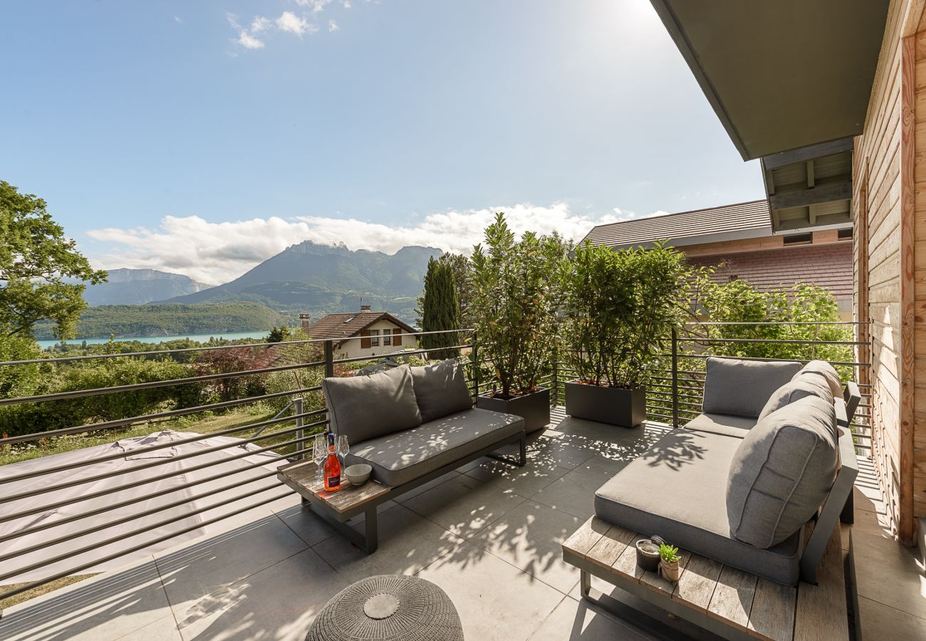 Location de luxe avec vue lac et espaces extérieurs spacieux 