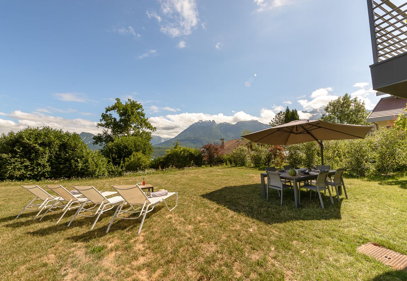 Location de luxe au lac d'Annecy avec grand jardin pour famille 