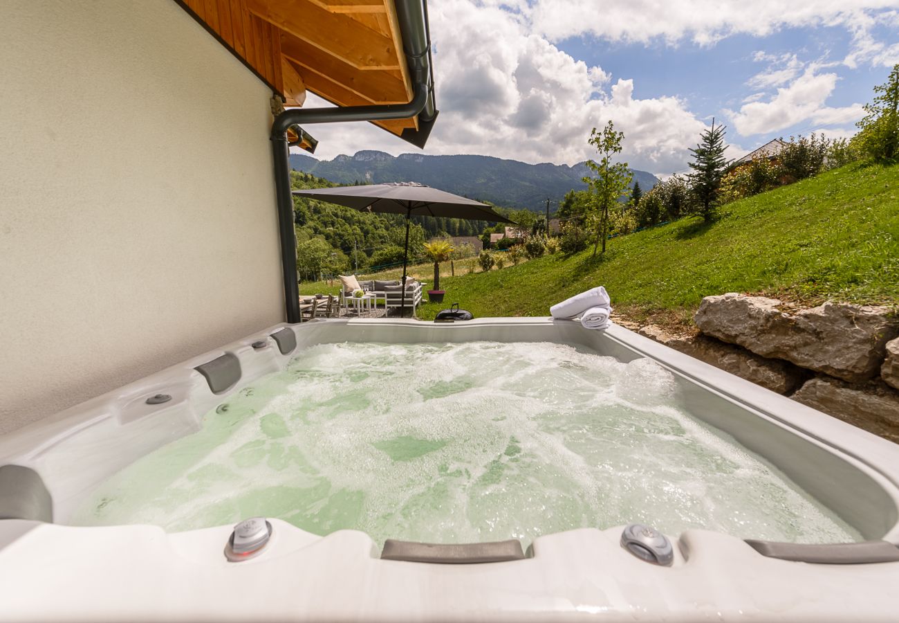 Airbnb avec jacuzzi au lac d'Annecy avec vue montagnes 