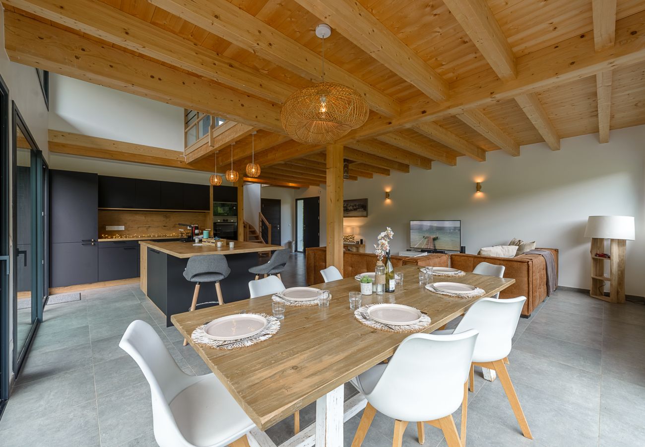 Location de luxe Annecy avec grands espaces repas pour famille 