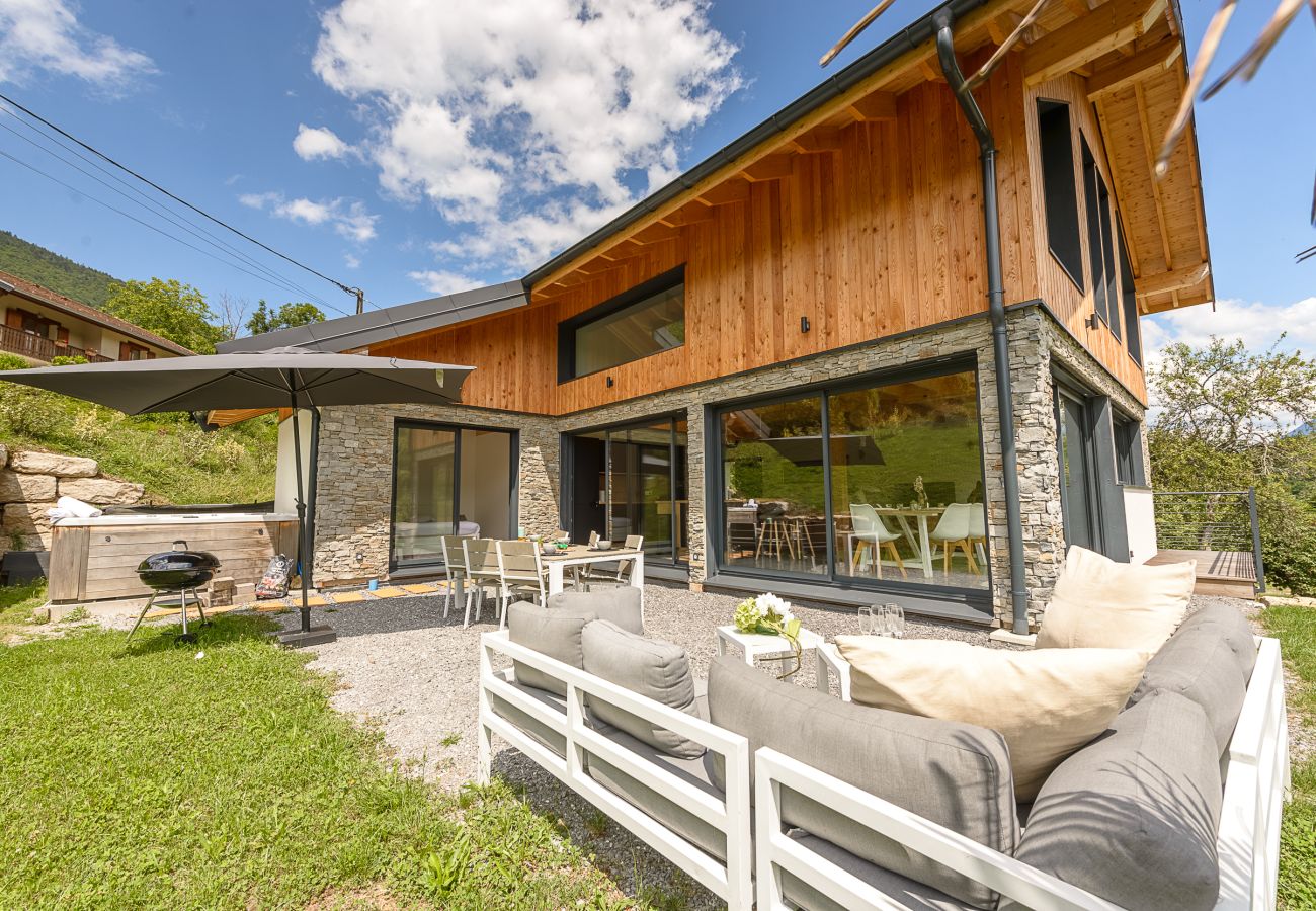 Villa à louer pour famille avec vue montagnes et terrasse ensoleillée 
