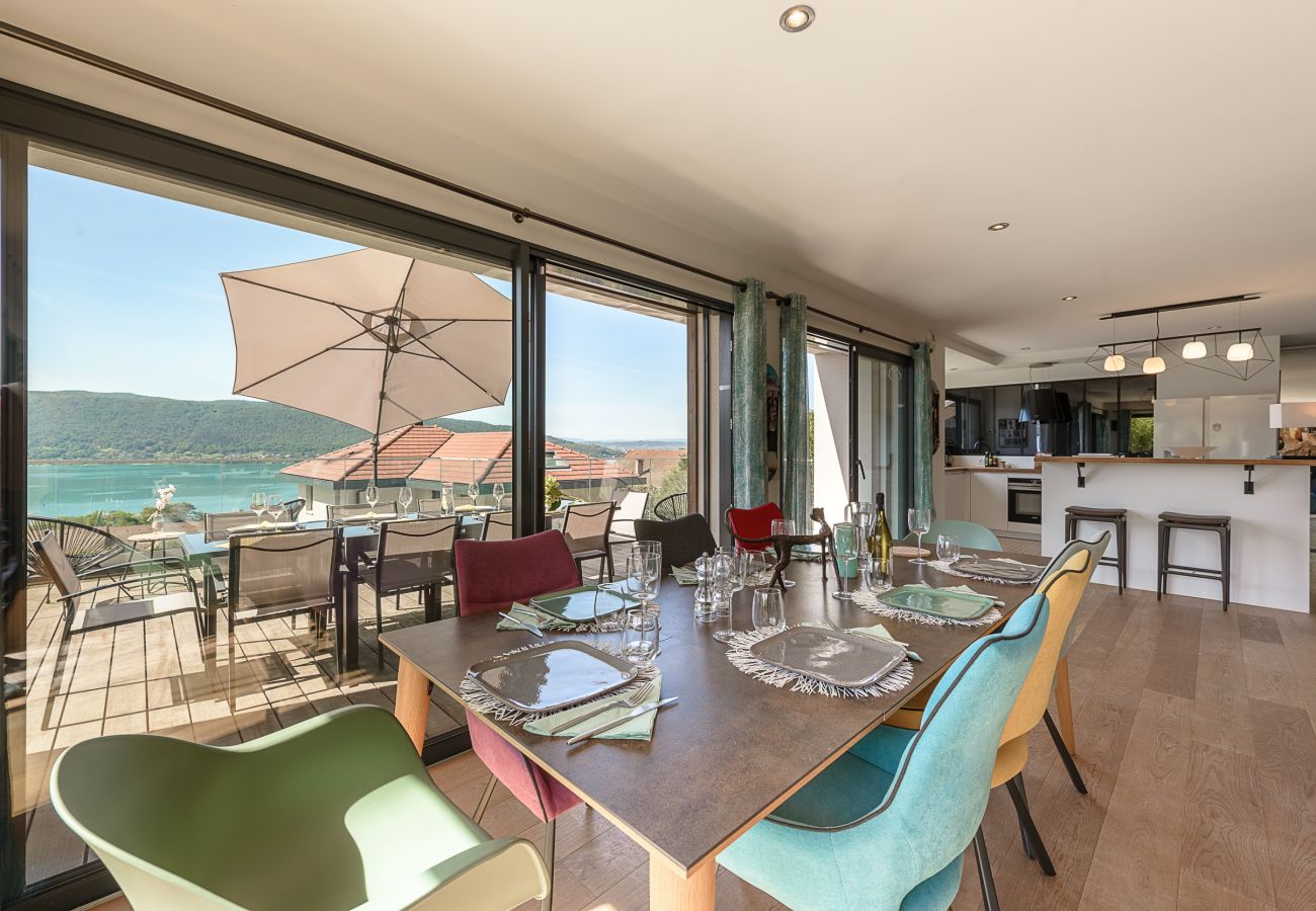 salle à manger avec vue lac et montagnes à Veyrier du Lac 
