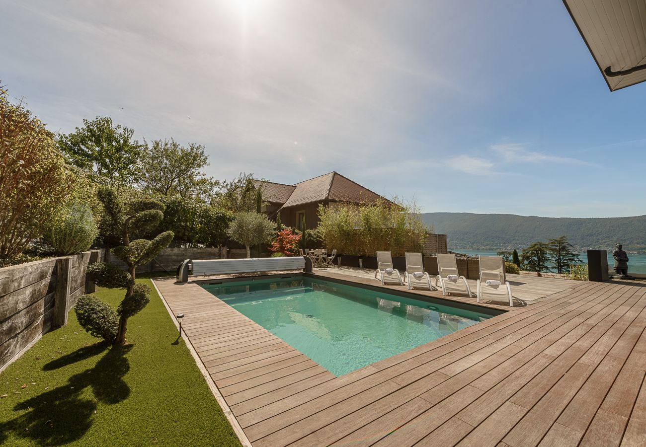 Villa à louer avec piscine au lac d'Annecy avec vue sur le lac 