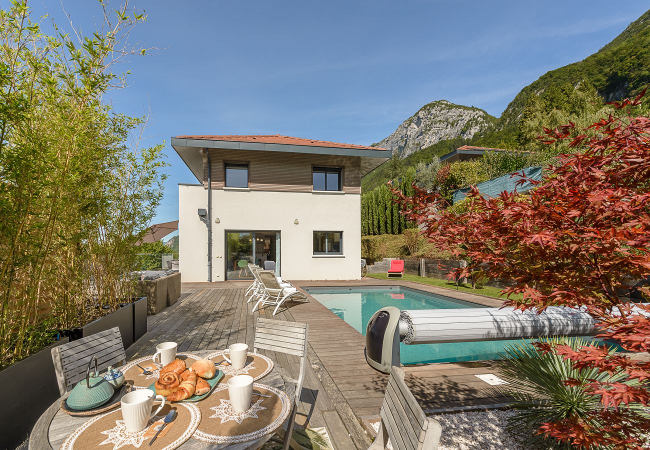 maison avec jardin et piscine vue sur le lac en location 