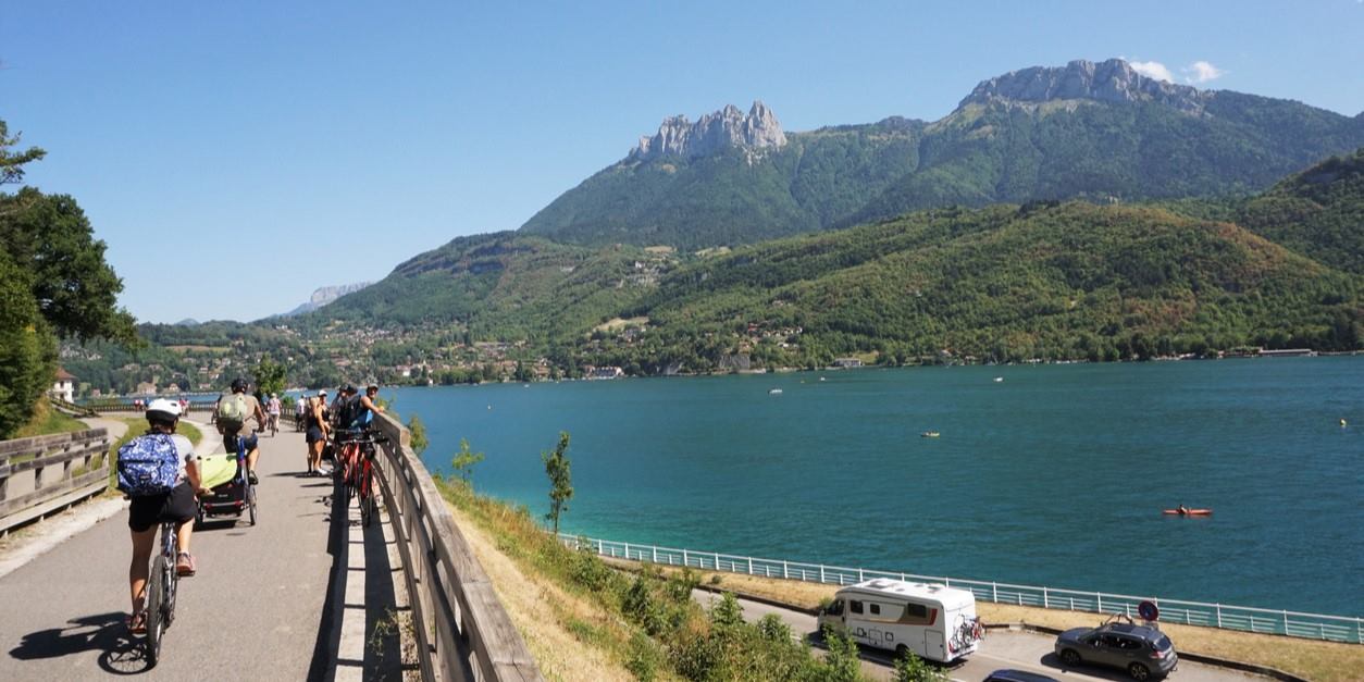 Cycling-lake-annecy