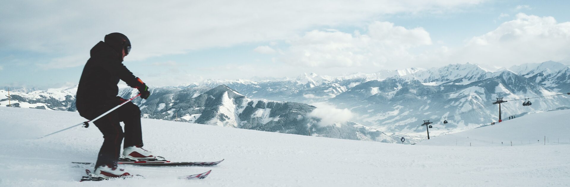 homme skiant dans un paysage enneigé
