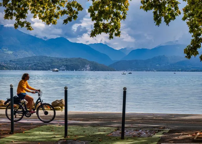 visiter annecy tour en vélo