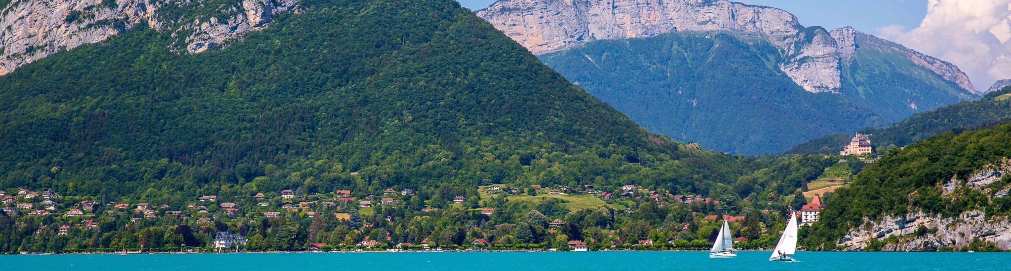 vue sur le lac d'Annecy et les montagnes