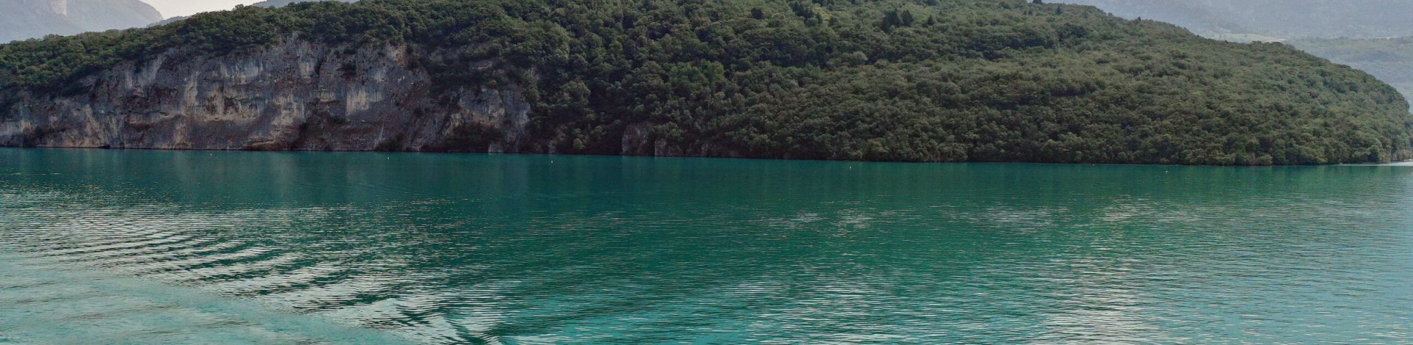 Photo d'un bateau de wake sur le lac d'Annecy